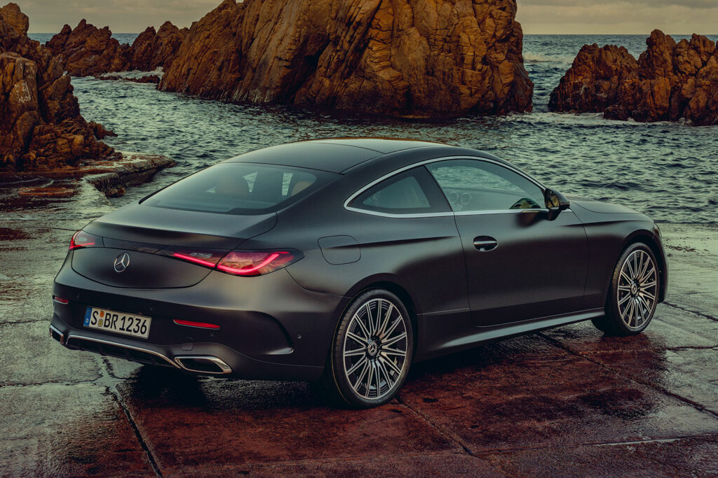 Hypermade-Magazin-Mobil-Mercedes-Benz-Mercedes CLE Coupé-Halbprofil von hinten