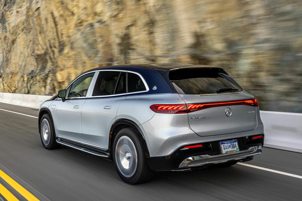 Mercedes-Maybach EQS 680 - Seitenansicht von hinten