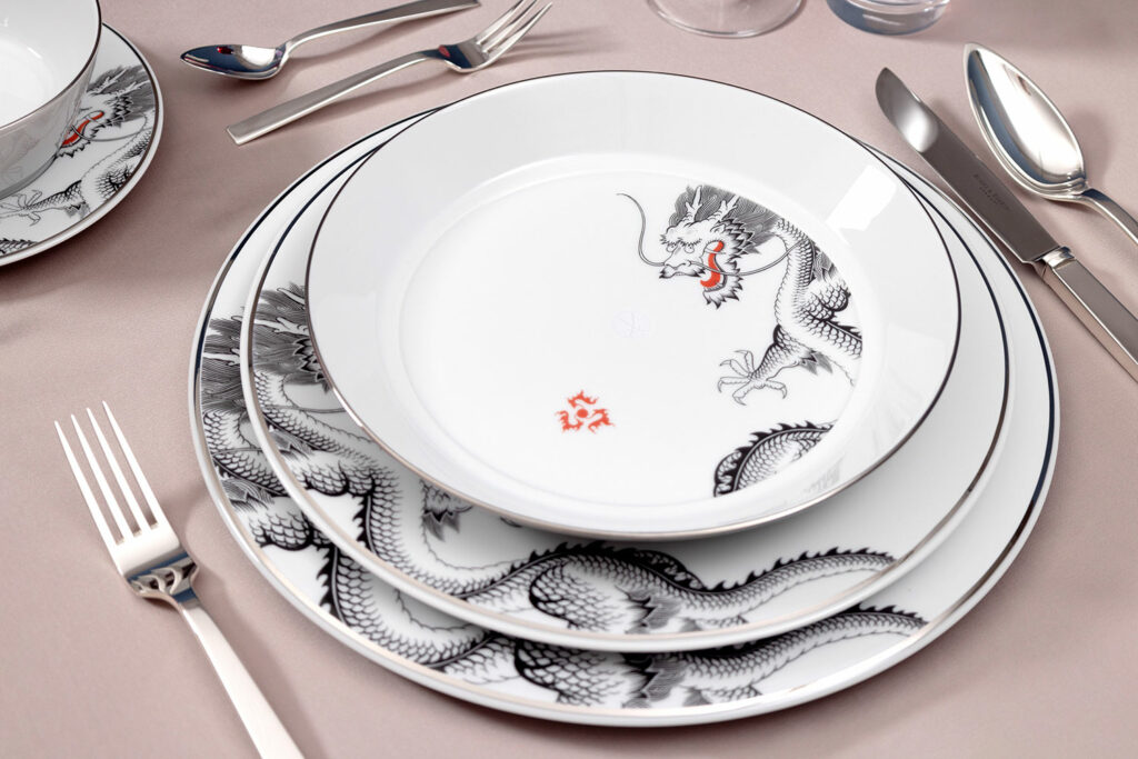 Tischgedeck aus dem Dekor "Vitruv Glücksdrache Platinum" 
© MEISSEN