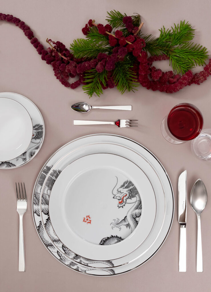 Tischgedeck aus dem Dekor "Vitruv Glücksdrache Platinum" 
© MEISSEN