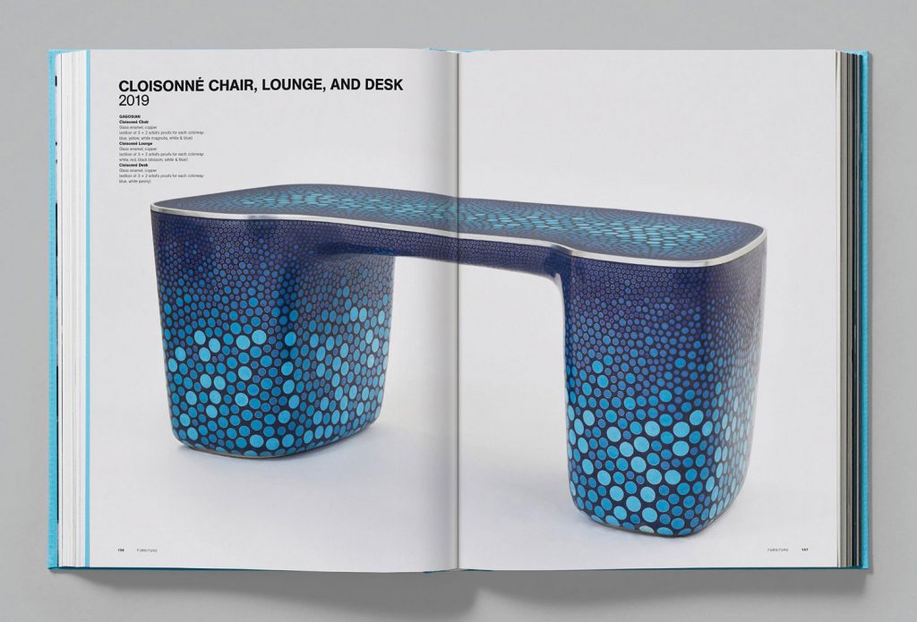CLOISONNÉ DESK, 2019
Email sur verre, cuivre (édition 3 + 2 épreuves d'artiste pour chaque variante de couleur : bleu, pivoine blanche)
© Marc Newson