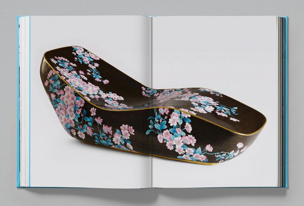 CLOISONNÉ LOUNGE, 2019
Email de verre, cuivre 
(édition 3 + 2 épreuves d'artiste pour chaque variante de couleur : blanc, rouge, noir fleuri, blanc & ; bleu)
© Marc Newson