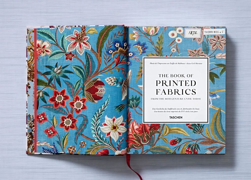Interior view – „The Book of Printed Fabrics - From the 16th century until today“
Photo: Taschen Verlag