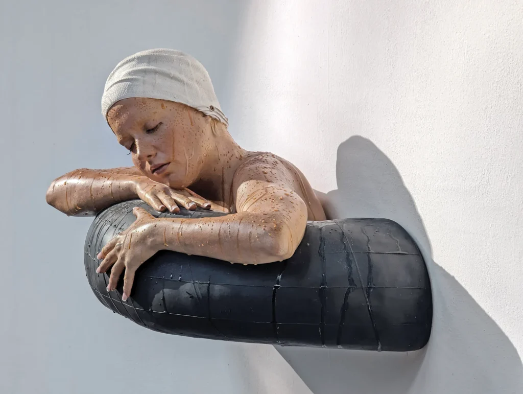 Carole Feuerman - Carole A. Feuerman Innertube, 1984-97 43,2 x 81,3 x 38,1 cm Óleo sobre resina
Foto: David Brown