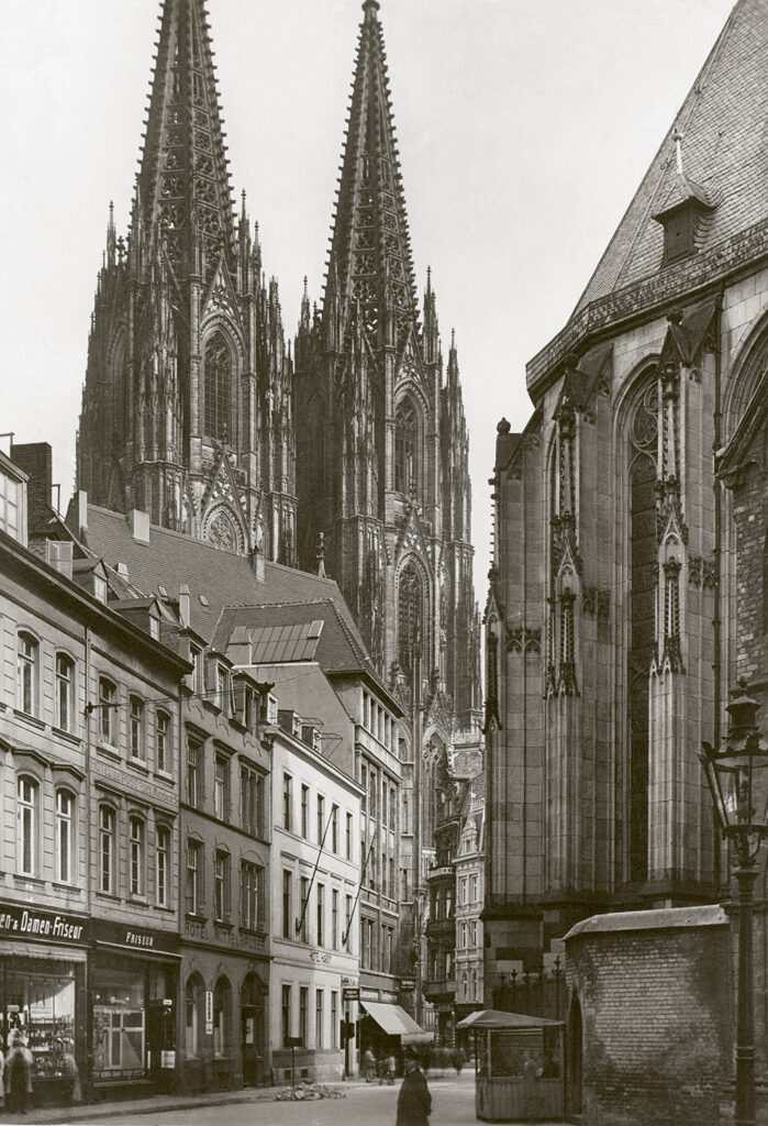 Dom und St. Andreas (rechts), um 1930
© Kölner Fotoarchiv