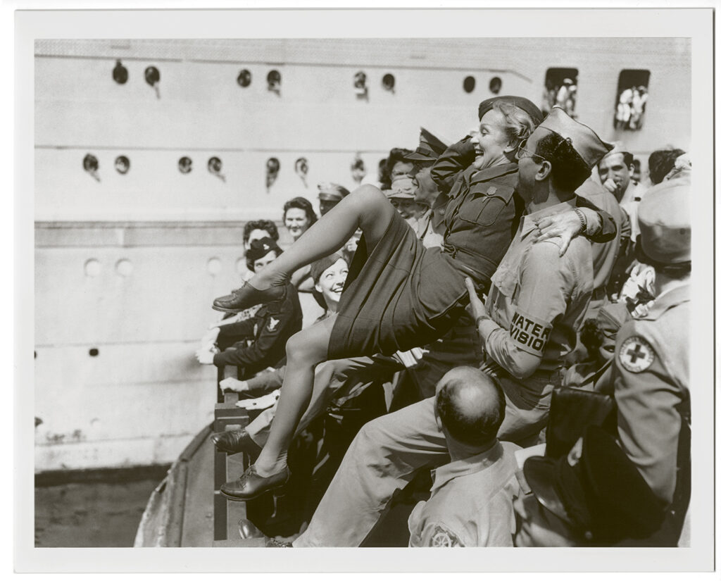 Soldier soulève Marlene
 © Deutsche Kinemathek - Marlene Dietrich Collection Berlin