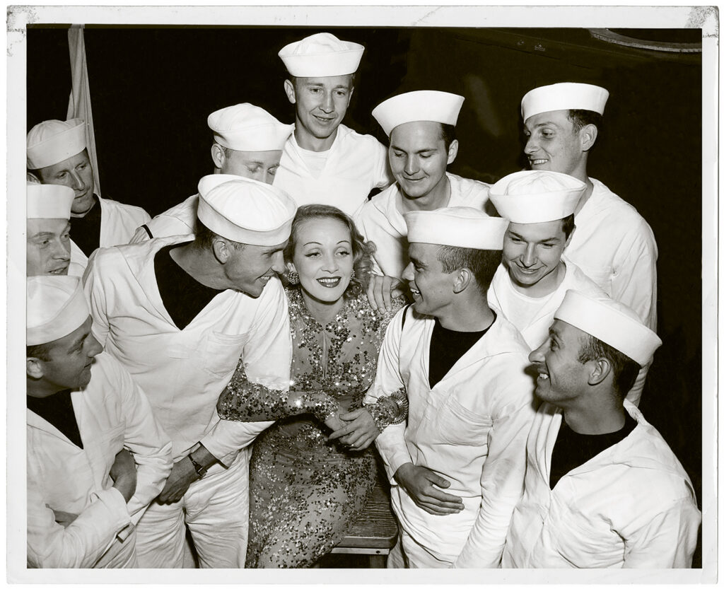 Marlene Dietrich entourée de soldats de la marine
 © Deutsche Kinemathek — Marlene Dietrich Collection Berlin