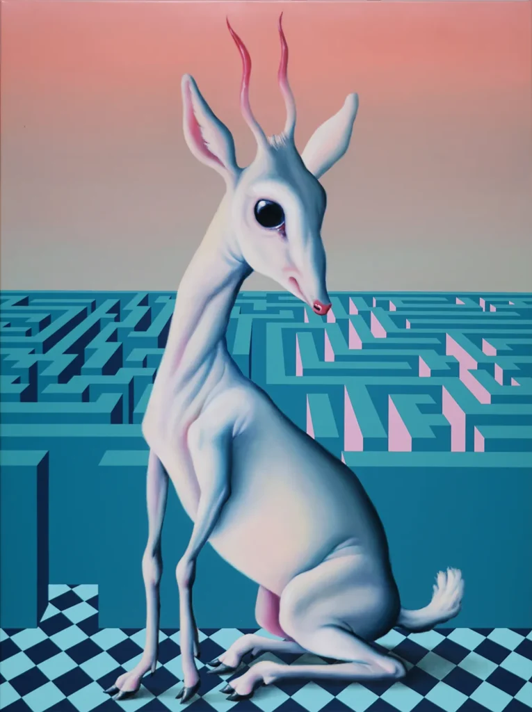 Créature pâle agenouillée devant un labyrinthe sur un sol à damier – peinture de Máté Orr.