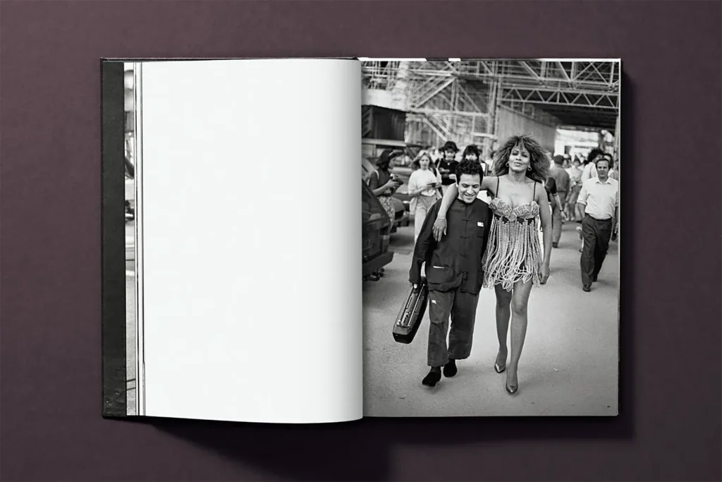 Tina Turner caminando junto a Azzedine Alaïa – fotografía en blanco y negro de Peter Lindbergh © Editorial TASCHEN