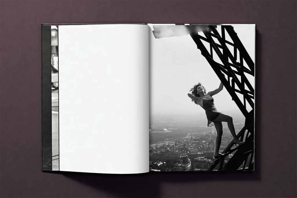 Tina Turner subiendo a la Torre Eiffel en una fotografía en blanco y negro de Peter Lindbergh © Editorial TASCHEN