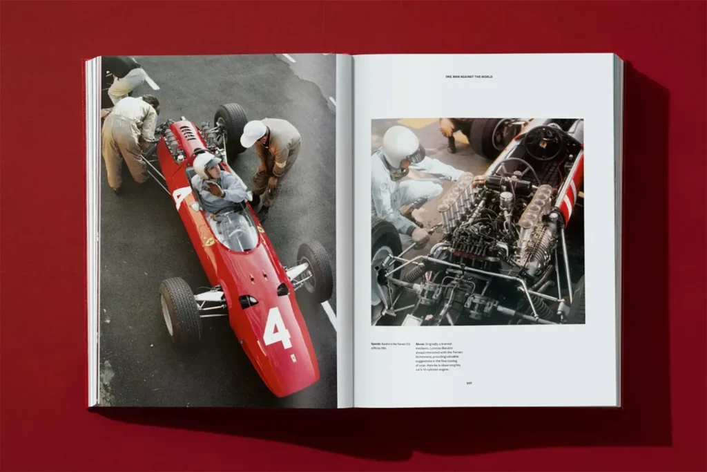 Une double page de Ferrari XL capturant l’intensité de la voie des stands – des mécaniciens travaillant sur une Ferrari classique de Formule 1.