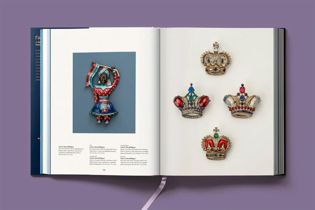 Página interior de “Costume Jewelry” con un broche de bailarina
y una selección de piezas en forma de corona.
 © Taschen Verlag