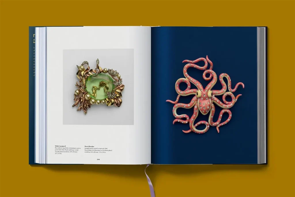 Página interior de “Costume Jewelry” con un broche escultórico con piedra verde 
y un broche de pulpo en color coral. 
© Taschen Verlag