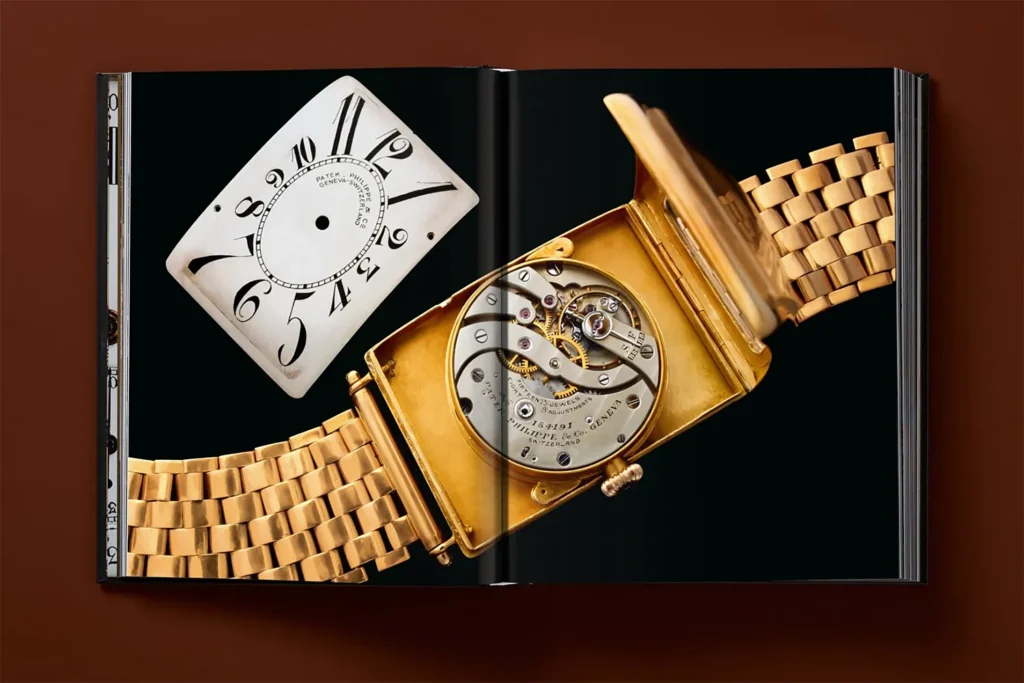 Une page intérieure de « Ultimate Collector Watches » montre une montre-bracelet en or ouverte afin de révéler son mouvement mécanique, accompagnée du cadran retiré. 
 © Taschen Verlag